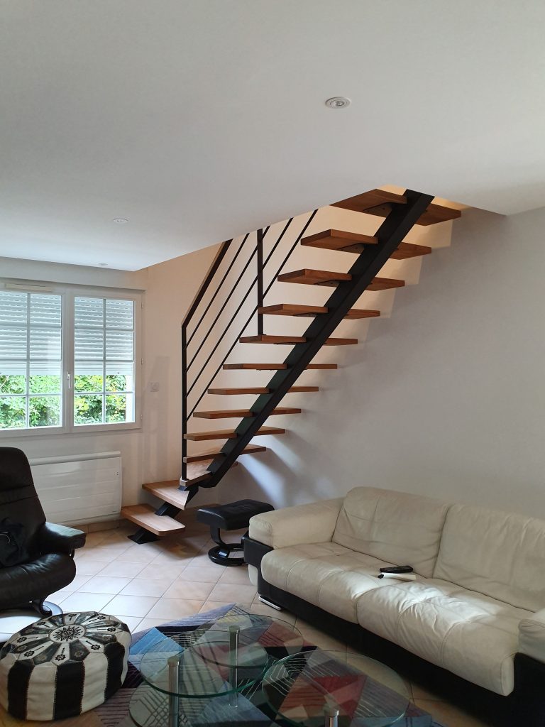 Pose d'escalier moderne dans le salon