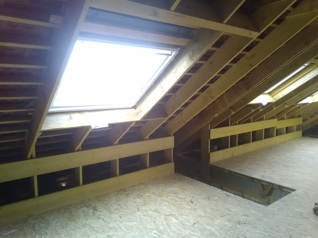 Chevêtre de velux dans une structure de charpente en W industrielle sur Nantes 44100