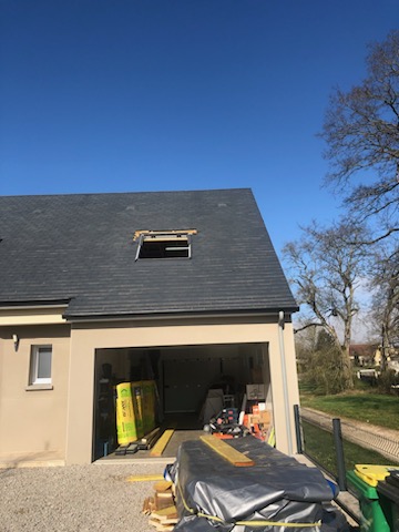 Pose d'un velux au dessus d'un combles dans un dessus de garage sur Couëron 44220